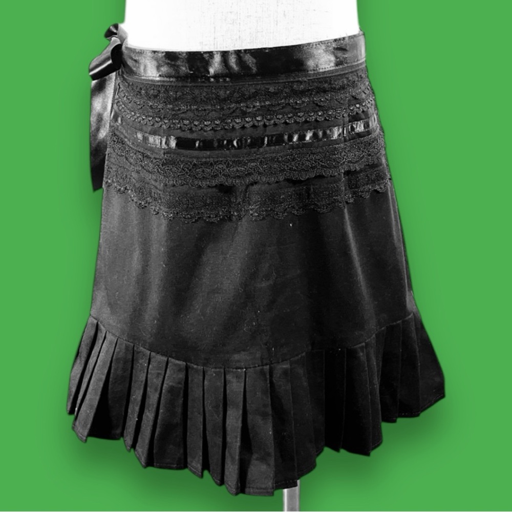 ☀️Summer Kick-off SALE: SISLEY new satin miniskirt w/ pleats, lace & bows, Sz10